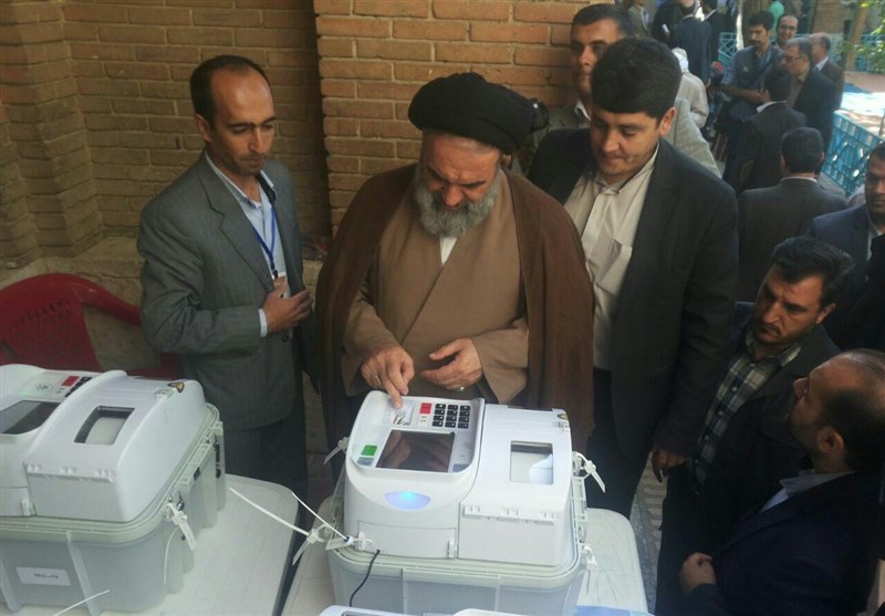 نماینده ولی فقیه در استان کردستان رأی خود را در صندوق رای انداخت