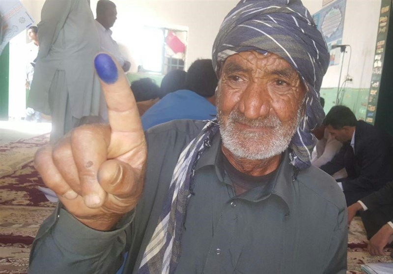 تشکیل صف‌های حضور در انتخابات در شهرستان‌های سیستان و بلوچستان‌+ تصاویر