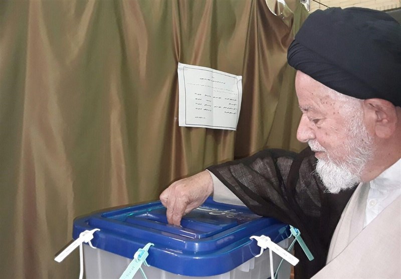 نماینده ولی فقیه در استان سمنان رأی خود را به صندوق انداخت