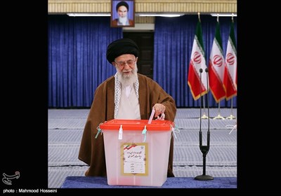 حضور رهبر معظم انقلاب در پای صندوق رای