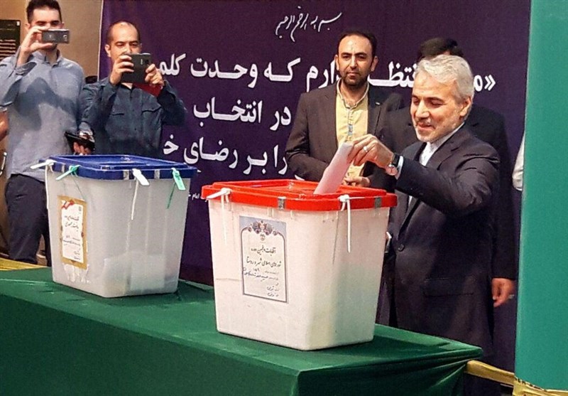 نوبخت در حسینیه جماران رای خود را به صندوق انداخت + عکس