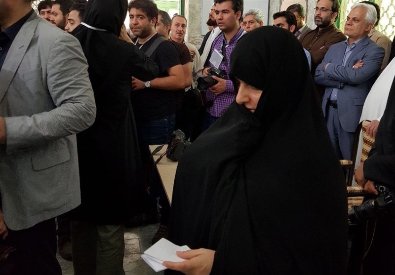 همسر حجت‌الاسلام رئیسی رای خود را به صندوق انداخت+ عکس