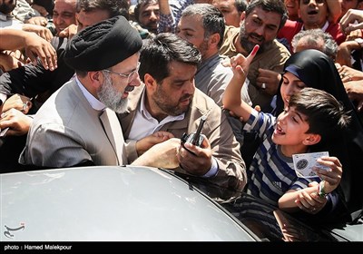 حضور حجت‌الاسلام سید ابراهیم رئیسی نامزد دوازدهمین دوره انتخابات ریاست جمهوری در مسجد ارشاد شهرری جهت شرکت در انتخابات