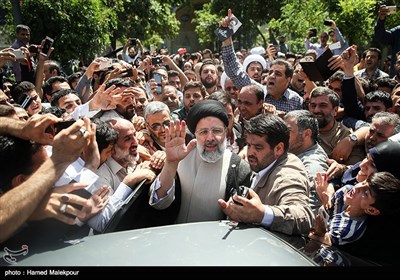 حضور حجت‌الاسلام سید ابراهیم رئیسی نامزد دوازدهمین دوره انتخابات ریاست جمهوری در مسجد ارشاد شهرری جهت شرکت در انتخابات