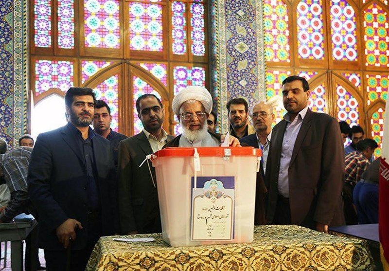 نماینده ولی فقیه در استان یزد رأی خود را به صندوق انداخت