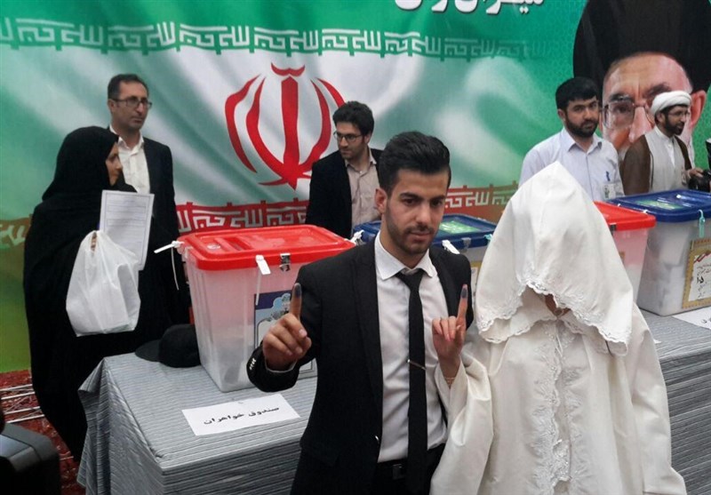 حضور عروس و داماد تبریزی در پای صندوق رای + تصاویر