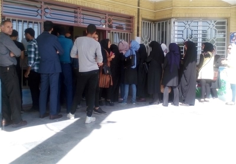 انتظار یک ساعت و نیمه مشهدی‌ها برای رأی‌دادن در آخرین ساعات انتخابات/ حوزه‌ها همچنان مالامال از جمعیت