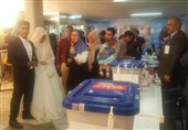 عروس و داماد اراکی در حوزه اخذ رأی حضور پیدا کردند‌+عکس