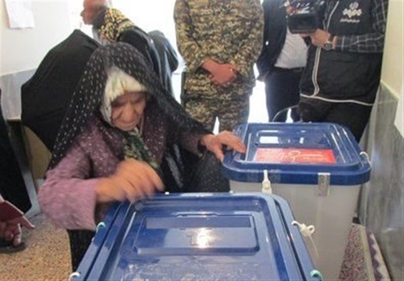 پیرزن 90 ساله اهل خمین در انتخابات شرکت کرد+عکس
