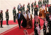 فیلم/رقص شمشیر و مدال آل سعود برای ترامپ