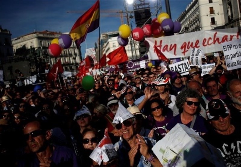 هزاران اسپانیایی از رای عدم اعتماد به نخست وزیر حمایت کردند