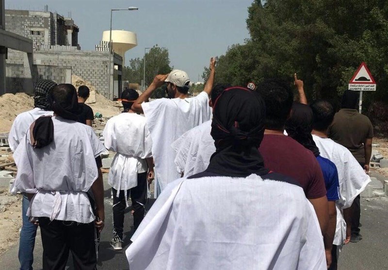 کفن‌پوشان بحرینی مقابل خودروهای زرهی آل‌خلیفه ایستادند+تصاویر