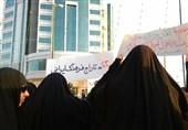 تعدادی از زنان قمی در اعتراض به سند 2030 همزمان با سفر رئیس‌جمهور به قم تجمع کردند