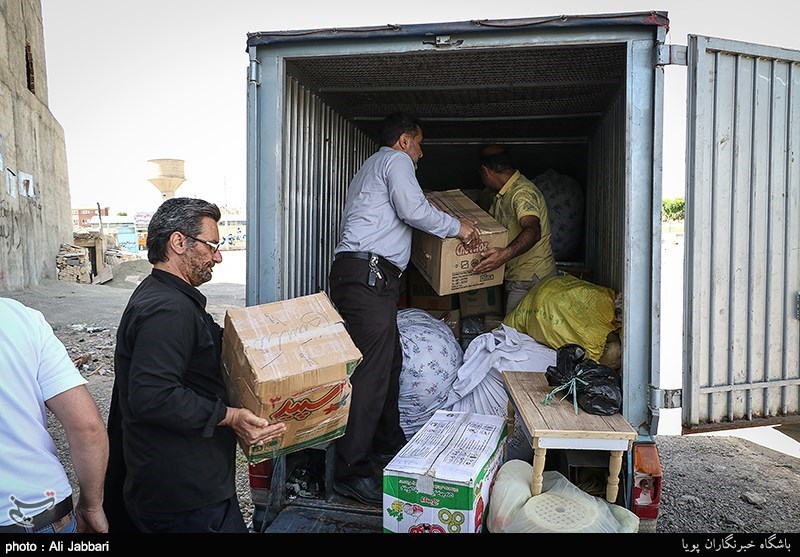 24 کامیون کالا از تویسرکان به مناطق زلزله زده ارسال شد