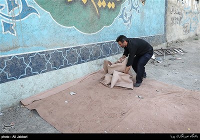 آقا حمید و خانواده اش چهار روز است که در کنار خیابان زندگی میکنند علتش هم جواب کردن صاحب خانه است. او با داشتن سه فرزند و ورشکستگی در کارش نتوانست اجاره خانه را تهیه کند. او با مشکلی که در چشمانش بوجود آمده نمیتواند هر کاری را انجام دهد امروز تعدادی از مردم اسلامشهر به کمک هم توانستنند خانه ای را به مدت یک سال برای این خانواده رهن کنند.