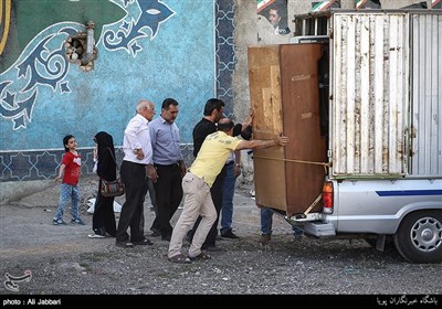 آقا حمید و خانواده اش چهار روز است که در کنار خیابان زندگی میکنند علتش هم جواب کردن صاحب خانه است. او با داشتن سه فرزند و ورشکستگی در کارش نتوانست اجاره خانه را تهیه کند. او با مشکلی که در چشمانش بوجود آمده نمیتواند هر کاری را انجام دهد امروز تعدادی از مردم اسلامشهر به کمک هم توانستنند خانه ای را به مدت یک سال برای این خانواده رهن کنند.