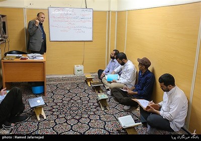 کلاس آموزش قرآن در دارتحفیظ القرآن الکریم