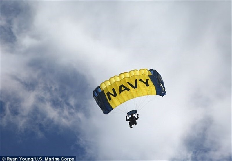 «فرود مرگ» چترباز نیروی دریایی آمریکا+فیلم و عکس