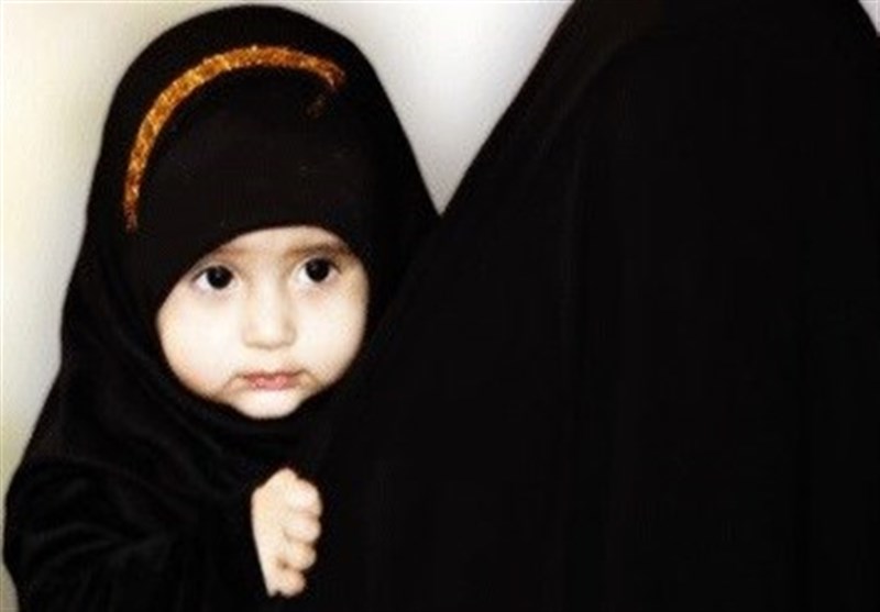 دختر باحجاب در کنار مادر بزرگی بی‌حجاب