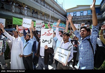 ایران کے شہر قم میں غیر ایرانی طلباء کا شیخ عیسی قاسم کی حمایت میں مظاہرہ