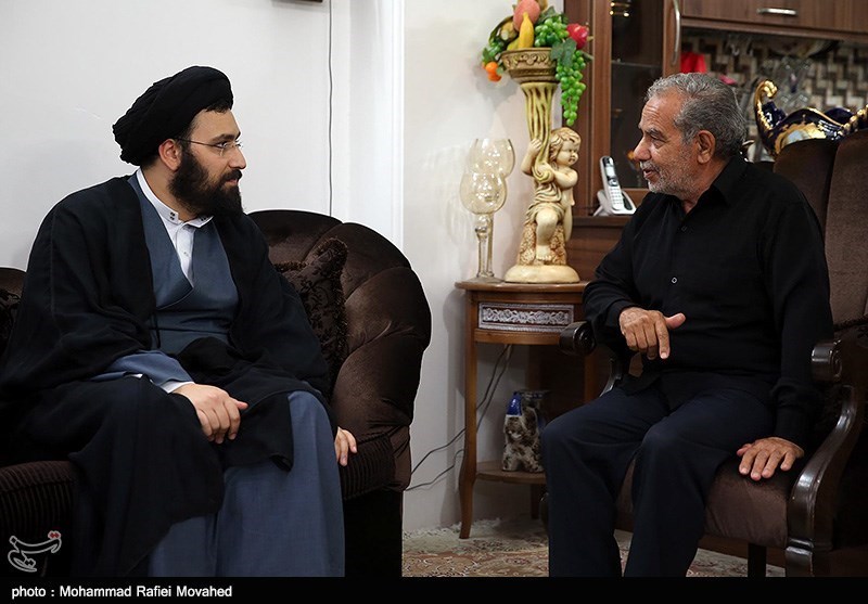 حجت‌الاسلام سید علی خمینی با خانواده شهدای 15 خرداد در قم دیدار کرد