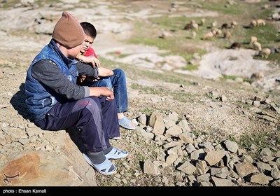 احمد ساسان که در دوران تحصیل همیشه شاگرد اول کلاس در روستای مرزی اشتوت بوده ، پس از مدرسه برای کمک به خرجی خانواده چوپانی نیز میکند . در یکی از روزها که او گله را به بیابان برده بود برای بازی از یک تیر برق بالا میرود و دچار برق گرفتگی شدید میشود و متاسفانه دست چپ خود را به طور کامل ،بخشی از انگشتان دست راست و تعدادی از انگشتان پا را از دست میدهد .هدف احمد این است که با ادامه تحصیلش مهندس شود و به کشور و مردم کشورش کمک کند.