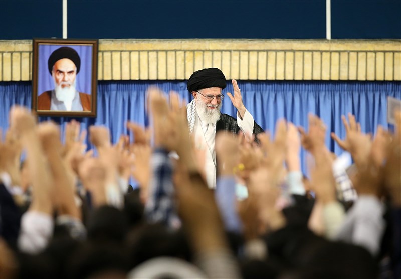 جمعی از دانشجویان با امام خامنه‌ای دیدار کردند
