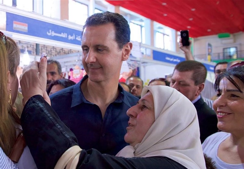 الرئیس الأسد یزور مهرجان التسوّق وسط دمشق ویأخذ الصور الشخصیة مع الجماهیر +فیدیو وصور