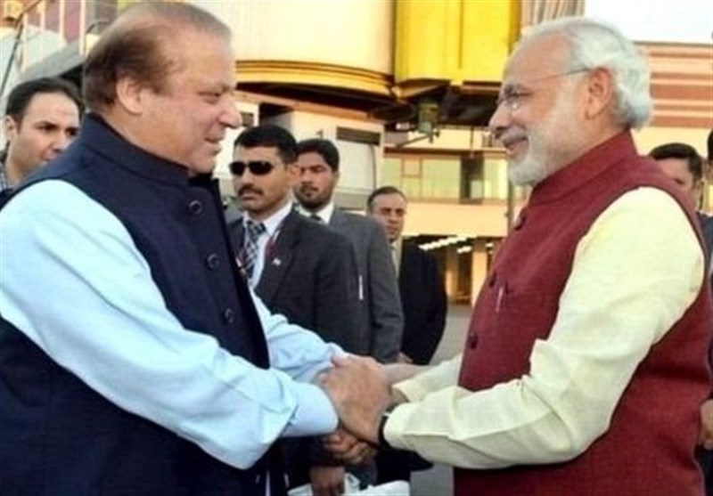پاکستان اور بھارت کے وزرا اعظم کی ملاقات / مصافحہ اور مسکراہٹوں کا تبادلہ