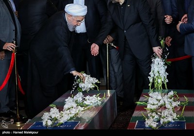 نثار گل به پیکر شهدای حادثه تروریستی تهران توسط حجت‌الاسلام حسن روحانی رئیس جمهور