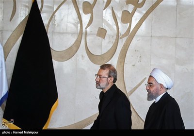 حجت‌الاسلام حسن روحانی رئیس جمهور و علی لاریجانی رئیس مجلس شورای اسلامی در مراسم وداع با پیکر شهدای حادثه تروریستی تهران