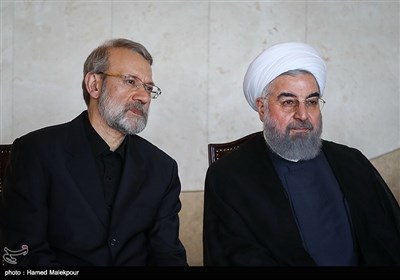 حجت‌الاسلام حسن روحانی رئیس جمهور و علی لاریجانی رئیس مجلس شورای اسلامی در مراسم وداع با پیکر شهدای حادثه تروریستی تهران