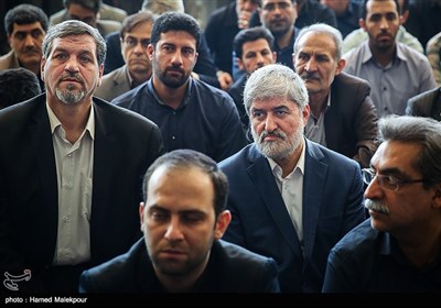 علی مطهری نایب رئیس مجلس و مصطفی کواکبیان در مراسم وداع با پیکر شهدای حادثه تروریستی تهران