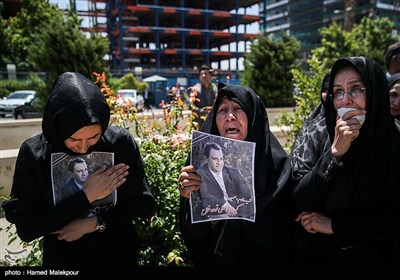 حضور خانواده شهدای حادثه تروریستی تهران در مراسم تشییع