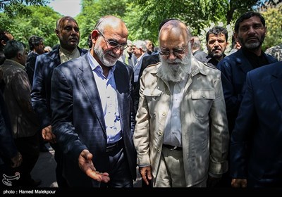 مهدی چمران و حسین مطفر در مراسم تشییع پیکر شهدای حادثه تروریستی تهران