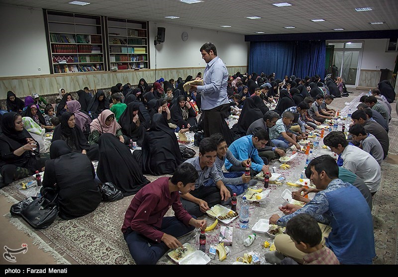 20 هزار نفر از ایتام ملایر میهمان سفره افطاری کمیته امداد امام خمینی(ره)