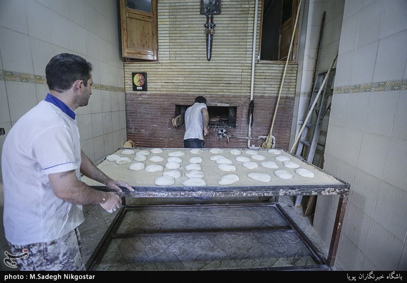گزارش | توزیع نان صلواتی برای شادی روح سردار دل ها در بشاگرد به مناسبت ماه رمضان