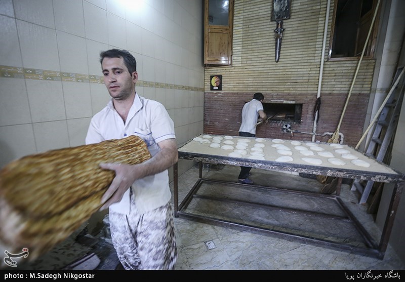 جهادگران اردبیل آستین همت بالا زدند / اجرای طرح توزیع نان صلواتی در 114 نانوایی