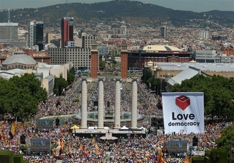 تظاهرات هزاران نفر در بارسلونا در حمایت از همه پرسی استقلال کاتالونیا