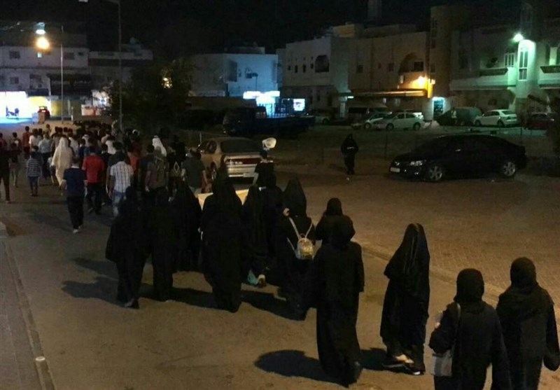 تظاهرات شبانه مردم بحرین در میان گاز اشک آور نظامیان آل خلیفه+فیلم و عکس