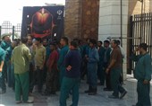 کارگران فضای سبز شهرداری اهواز مقابل استانداری خوزستان تجمع کردند