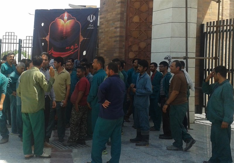 کارگران فضای سبز شهرداری اهواز مقابل استانداری خوزستان تجمع کردند