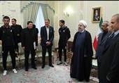 اهدای پیراهن شماره 12 تیم ملی فوتبال ایران به رئیس‌جمهور