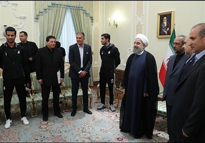 اهدای پیراهن شماره 12 تیم ملی فوتبال ایران به رئیس‌جمهور