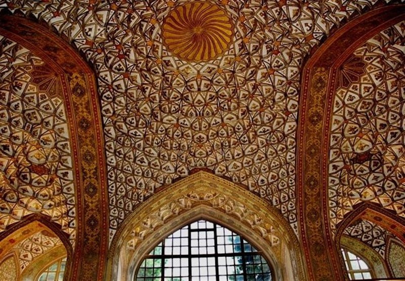 کشف لایه‌های پنهان تزئینات منحصربه‌فرد صفوی در حین مرمت تالار اشرف اصفهان