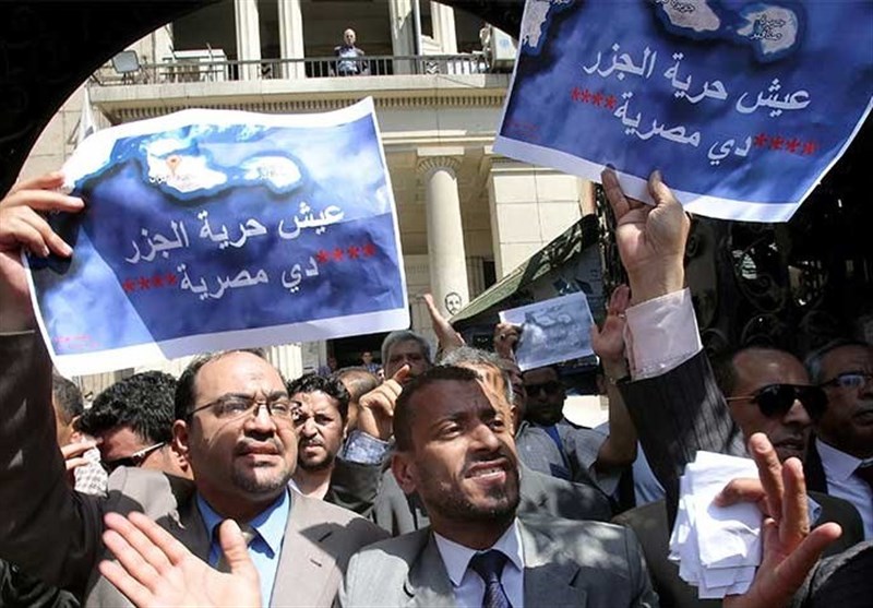 نظامیان مصری تظاهرات علیه واگذاری تیران و صنافیر به عربستان را سرکوب کردند