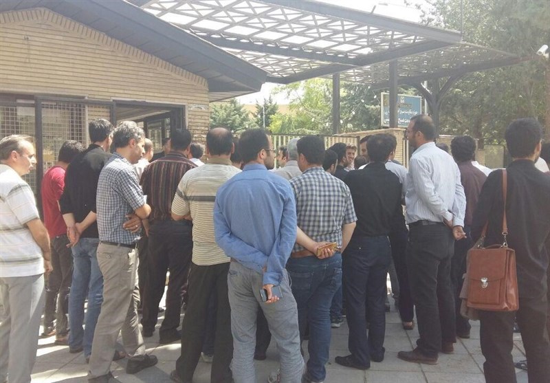 تجمع کارگران شهرداری مهران در اعتراض به عدم پرداخت 4 ماه حقوق