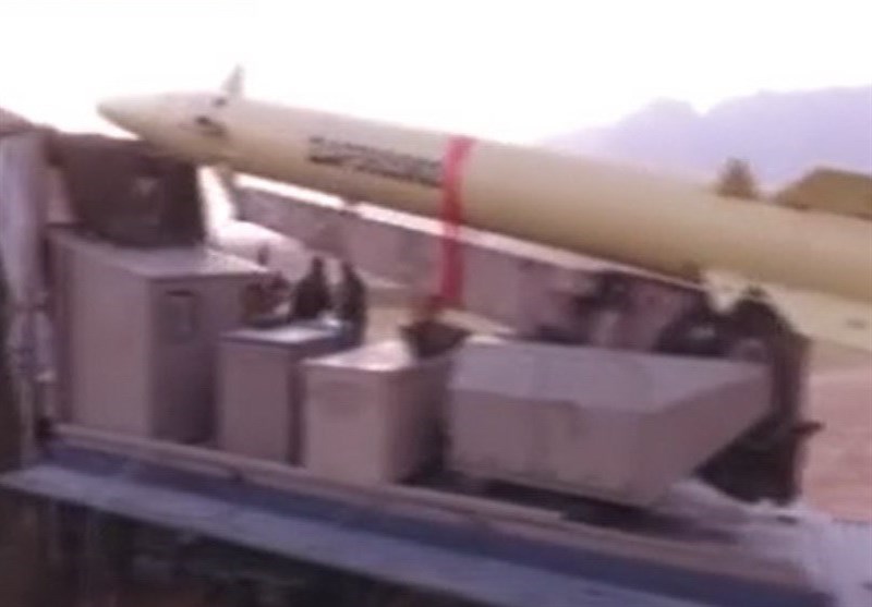 آماده سازی موشک ذوالفقار برای شلیک به‌سوی مواضع داعش در سوریه