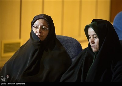 نفر سمت چپ مادر جوان ترین شهید مدافع حرم ایرانی سید مصطفی موسوی