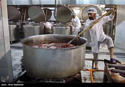 آماده سازی غذای متبرکه حرم امام رضا(ع) - مشهد